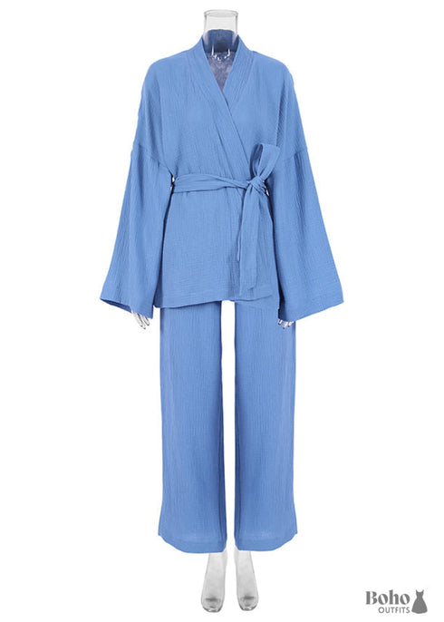 Conjunto de pijama bohemio de Emily Cotton en azul y azul marino.